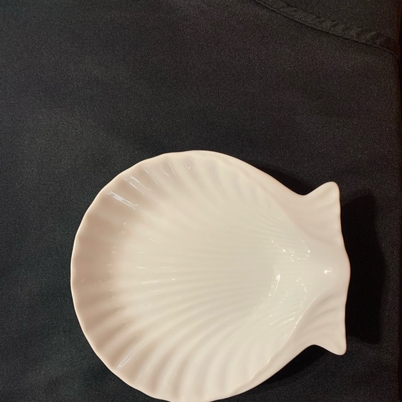 Bright White China Shell-Shaped Dish - Picture 3 of 14